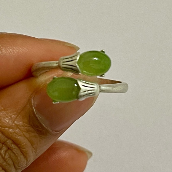 Natural Jade Flower Vintage Ring set in Solid Sterling Silver Band - Picture 4 of 5